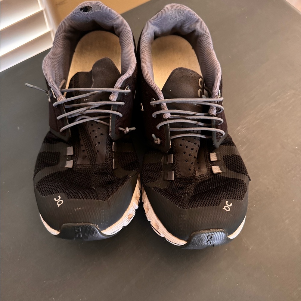 Original design women’s on running cloud 5 shoes size 9 black and white preloved
